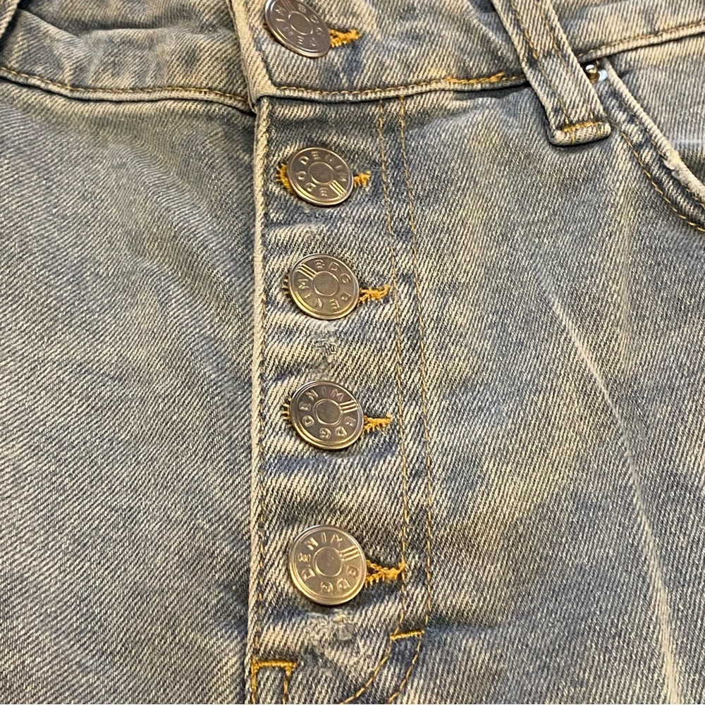 EUC Urban Outfitters BDG cropped Girlfriend jeans, light wash,raw hem, 31” - Picture 6 of 9